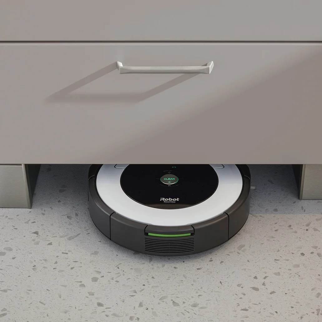 Staubsaugerroboter unter den Unterschrank