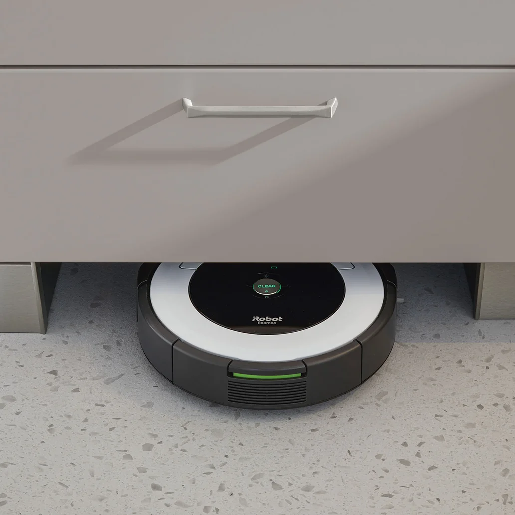 Staubsaugerroboter unter den Unterschrank