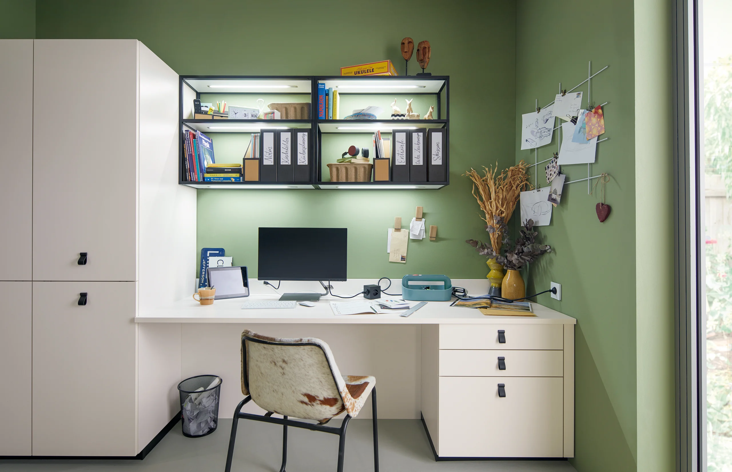 Arbeitszimmer mit Schreibtisch