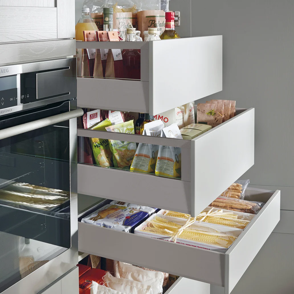 Hochschrank mit Innenschubkasten und Innenauszügen