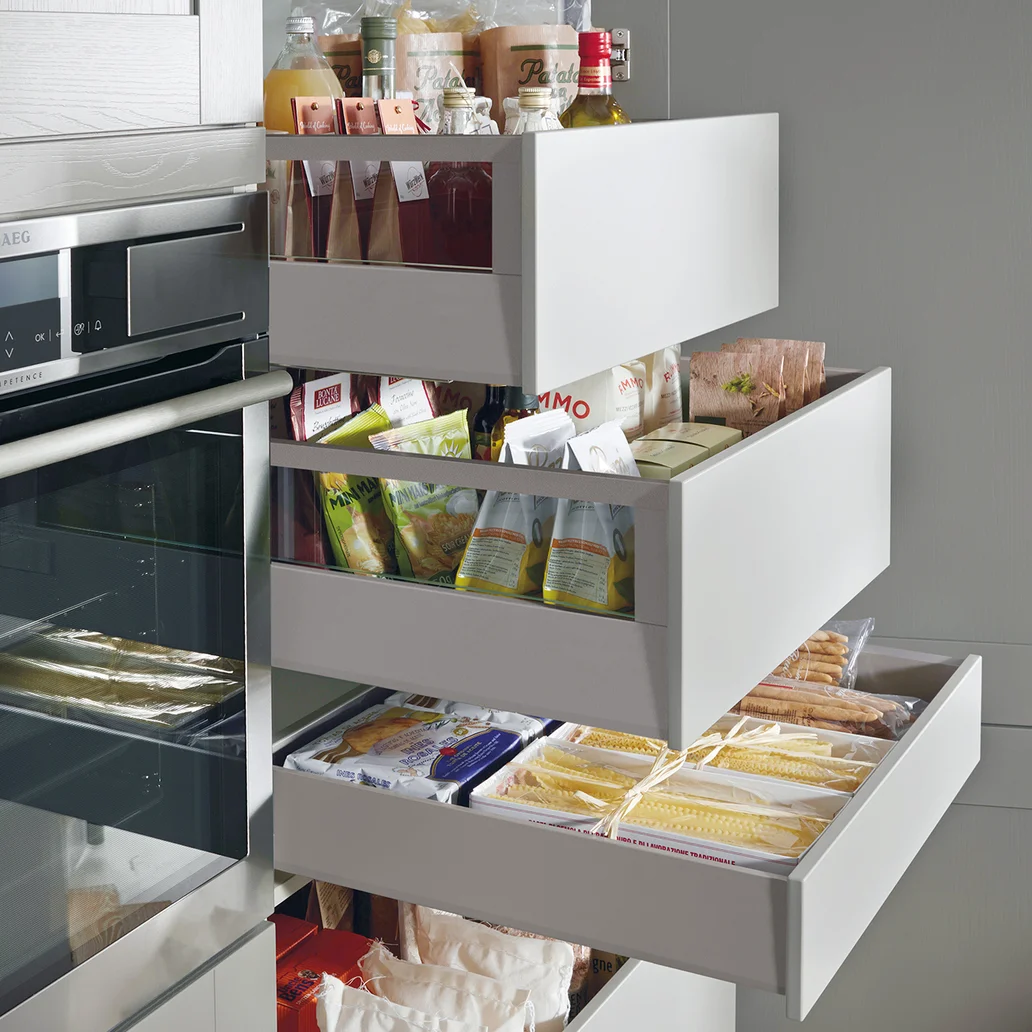Hochschrank mit Innenschubkasten und Innenauszügen
