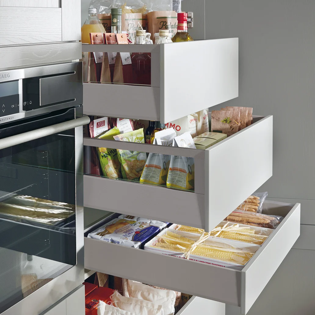 Hochschrank mit Innenschubkasten und Innenauszügen