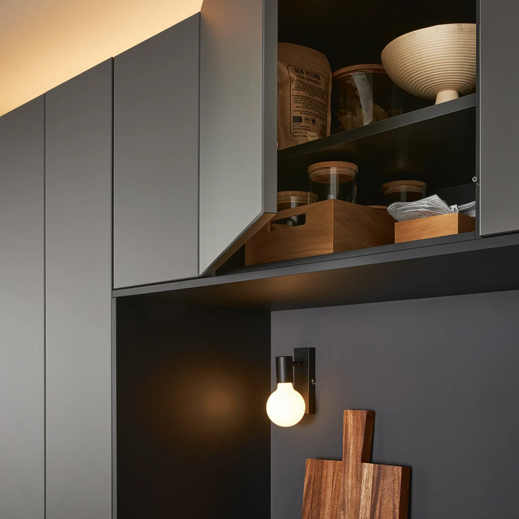 schwarzer Oberschrank