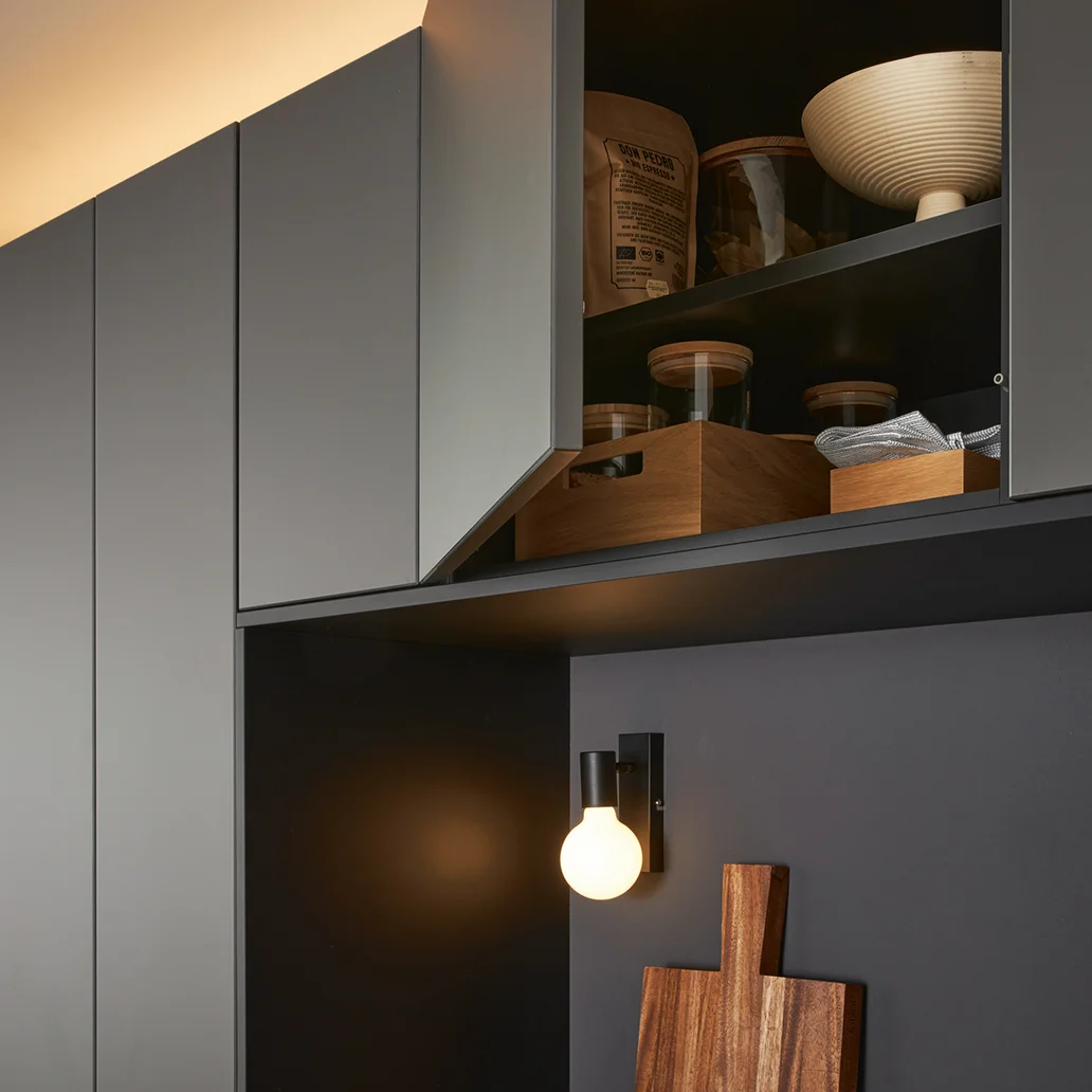 schwarzer Oberschrank
