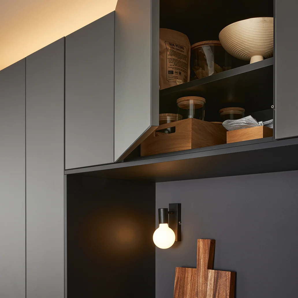 schwarzer Oberschrank